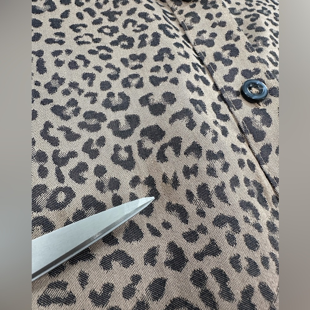 Chico’s No Iron Coolmax Leopard Print Shirt Button Long Sleeve Travel Classic 3 - Picture 9 of 10